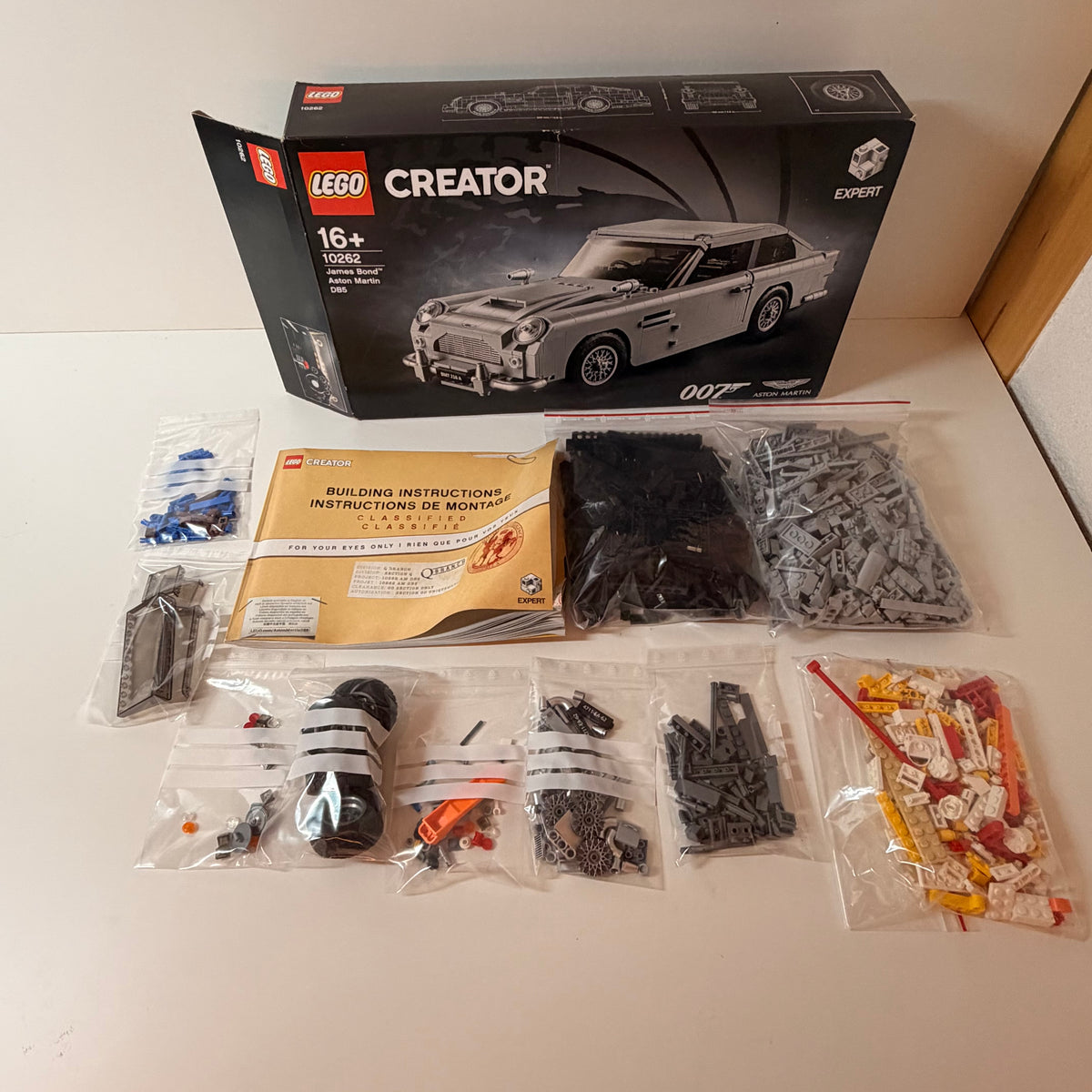 LEGO Creator Expert 10262 – James Bond™ Aston Martin DB5